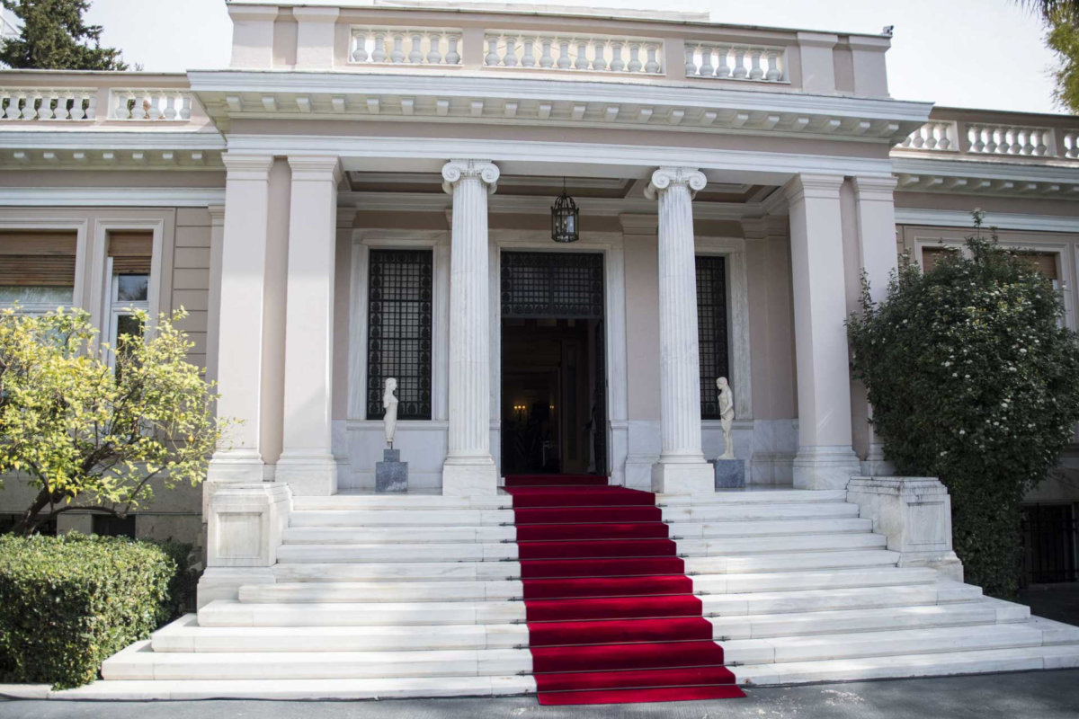 Τα σκάνδαλα και ο κρότος της πτώσης