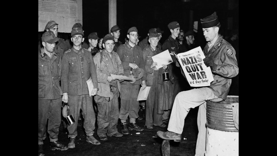 Σαν σήμερα, 8 Μαΐου 1945: Το τέλος του Πολέμου για την Ευρώπη
Αμερικανοί στρατιώτες και αξιωματικοί, στη Νέα Υόρκη, διαβάζουν στις εφημερίδες τις λεπτομέρειες της παράδοσης των Γερμανών. - Πηγή: AP Photo/John Rooney