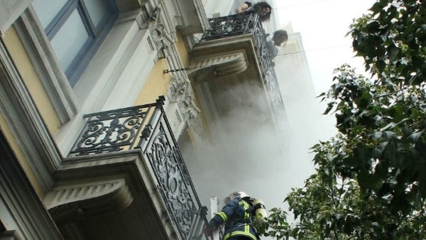 Καπνοί βγαίνουν από το κτίριο