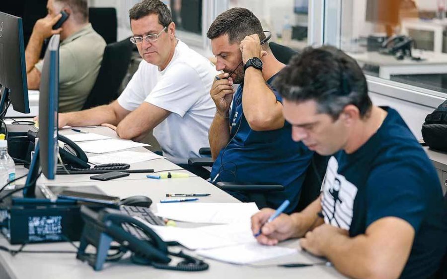 Καθημερινά το προσωπικό στο Κέντρο Ιχνηλάτησης της Πολιτικής Προστασίας πραγματοποιεί εκατοντάδες κλήσεις για να εντοπίσει στενές επαφές. Φωτ. ΝΙΚΟΣ ΚΟΚΚΑΛΙΑΣ