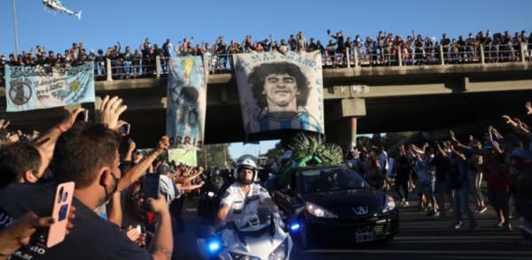 Χιλιάδες κόσμου στους δρόμους αποχαιρετούν τον... θεό τους Ντιέγκο Μαραντόνα (ΑP)