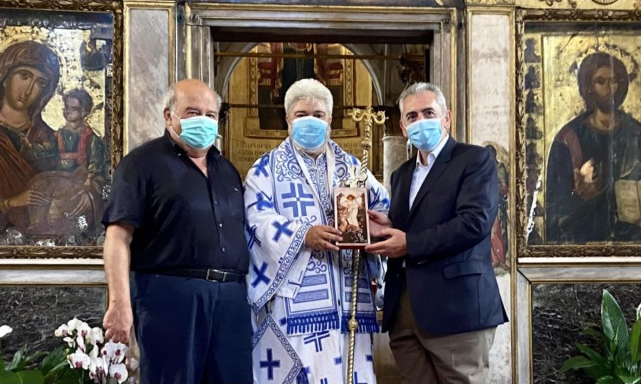 Ο επικεφαλής της ΔΣΟ Μάξιμος Χαρακόπουλος και ο Σύμβουλος της Οργάνωσης Κώστας Μυγδάλης επιδίδουν εικόνα της Ανάστασης στον Μητροπολίτη Ιταλίας Πολύκαρπο