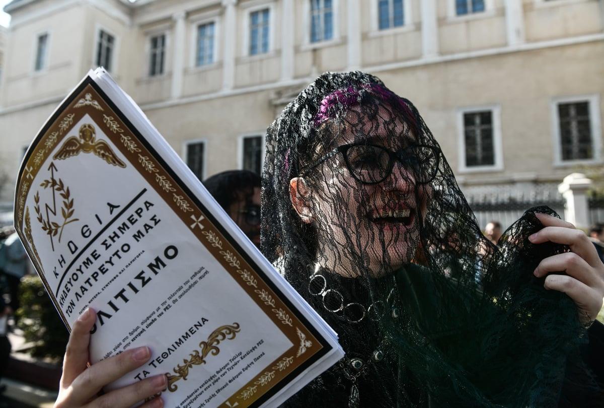 Μαυροφορεμένοι καλλιτέχνες «κηδεύουν» με φέρετρο και κηδειόχαρτα τον  Πολιτισμό - LarissaPress