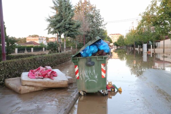 Κρούσματα γαστρεντερίτιδας και δερματικές παθήσεις από τα μολυσμένα νερά  στη Θεσσαλία - LarissaPress