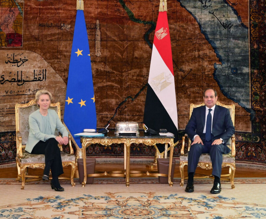 Egyptian President Abdel Fattah al-Sisi meets with European Commission President Ursula von der Leyen to discuss the latest developments in the Gaza Strip amid the ongoing conflict between Israel and the Palestinian Islamist group Hamas, at the Ittihadiya presidential palace in Cairo, Egypt, November 18, 2023. The Egyptian Presidency/Handout via REUTERS ATTENTION EDITORS - THIS IMAGE WAS PROVIDED BY A THIRD PARTY.