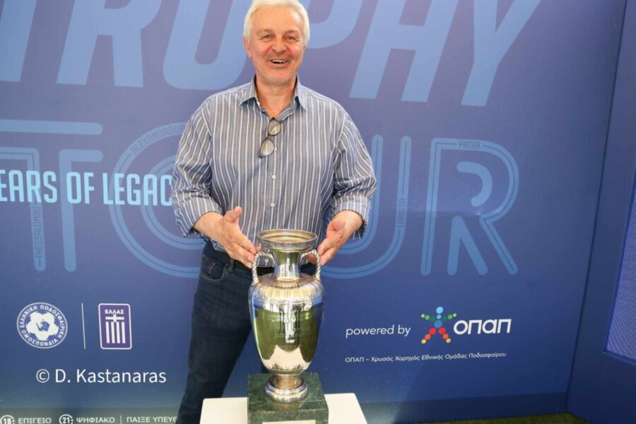 Ο βετεράνος ποδοσφαιριστής της ΑΕΛ, Γιάννης Αλεξούλης κρατά το τρόπαιο του Euro2004