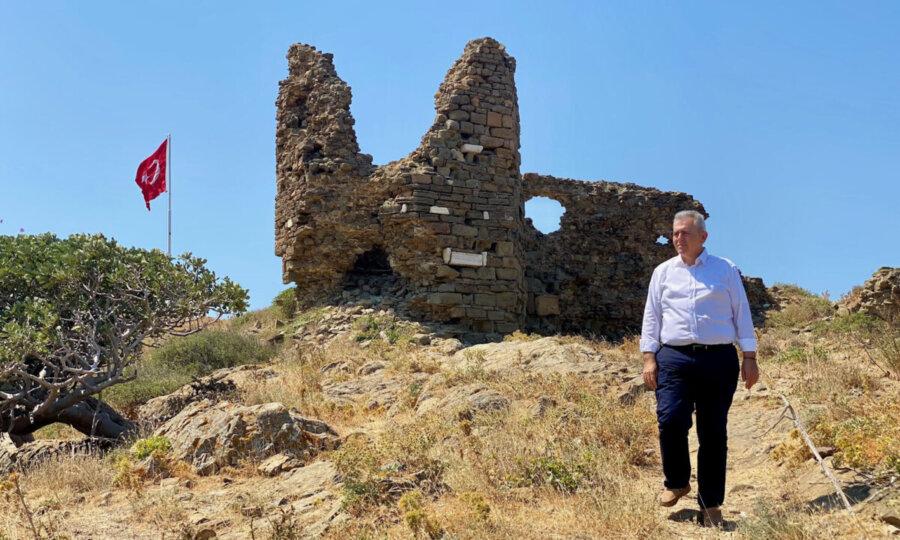 Στα ερείπια του φρουρίου στον λόφο του Κάστρου με σπαράγματα βυζαντινών επιγραφών