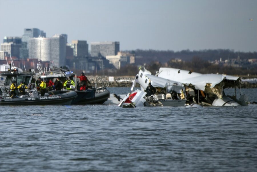 (Petty Officer 2nd Class Taylor Bacon, U.S. Coast Guard via AP)