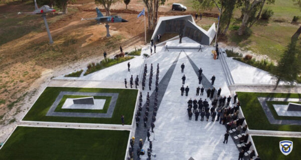 Ôï ÓÜââáôï 8 Íïåìâñßïõ 2025, ðñáãìáôïðïéÞèçêå, ðáñïõóßá ôïõ
Áñ÷çãïý ôïõ Ãåíéêïý Åðéôåëåßïõ Áåñïðïñßáò, ÁíôéðôÝñáñ÷ïõ (É)
ÄçìïóèÝíç ÃñçãïñéÜäç, åðéìíçìüóõíç äÝçóç êáé êáôÜèåóç óôåöÜíùí
óôï Ìíçìåßï Ðåóüíôùí Áåñïðüñùí, óôçí ÁåñïðïñéêÞ ÂÜóç ÄåêÝëåéáò,
óôï Ôáôüé, óôï ðëáßóéï ôùí åêäçëþóåùí ãéá ôïí Åïñôáóìü ôïõ
ÐñïóôÜôç ôçò ÐïëåìéêÞò Áåñïðïñßáò.
Óôçí ôåëåôÞ ðáñáâñÝèçêáí Áíþôáôïé Áîéùìáôéêïß,
áíôéðñïóùðåßåò Áîéùìáôéêþí êáé Õðáîéùìáôéêþí ôçò ÐïëåìéêÞò
Áåñïðïñßáò, êáèþò êáé åêðñüóùðïé Åíþóåùí ÁðïóôñÜôùí êáé
Ðåóüíôùí Áåñïðüñùí.