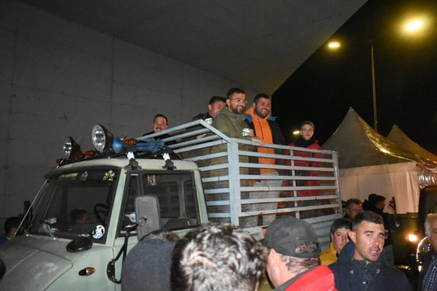 Μπλόκο στη Νίκαια εν μέσω βροχής: Συνεταιρισμοί, φορείς και πολίτες στο πλευρό των αγροτών