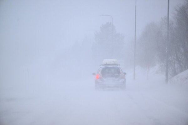 A car makes its way in Are as storm Johannes moves in over northern Sweden causing disruptions on December 27, 2025. One person died on December 27, 2025 in Sweden after being caught under a falling tree, authorities said, as a storm battered Norway, Sweden and Finland.
The Swedish Meteorological and Hydrological Institute issued alerts for strong winds for large parts of the northern half of the country as Storm Johannes hit the country. (Photo by Pontus LUNDAHL / TT NEWS AGENCY / AFP) / Sweden OUT