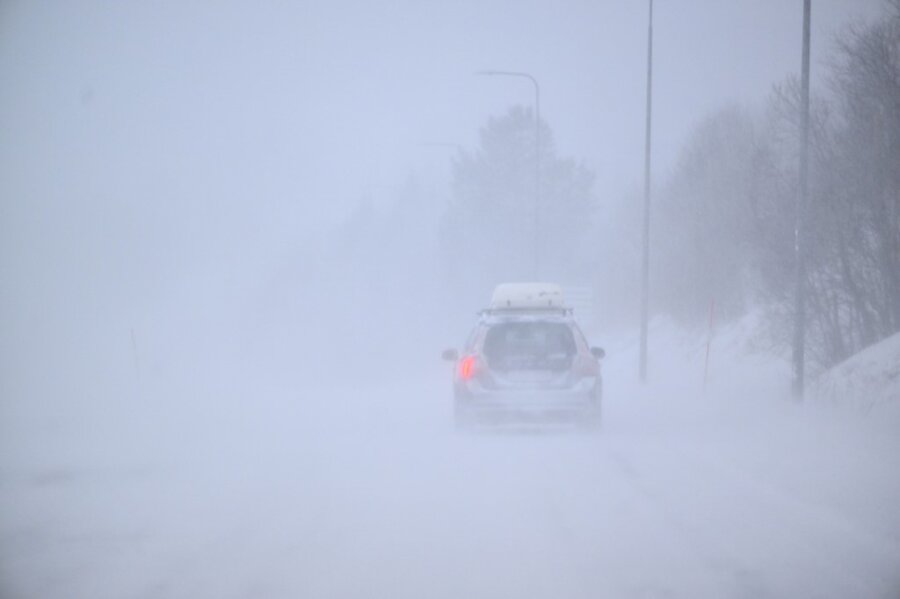 A car makes its way in Are as storm Johannes moves in over northern Sweden causing disruptions on December 27, 2025. One person died on December 27, 2025 in Sweden after being caught under a falling tree, authorities said, as a storm battered Norway, Sweden and Finland.
The Swedish Meteorological and Hydrological Institute issued alerts for strong winds for large parts of the northern half of the country as Storm Johannes hit the country. (Photo by Pontus LUNDAHL / TT NEWS AGENCY / AFP) / Sweden OUT