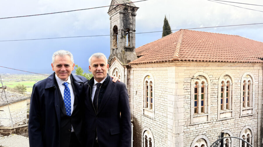  Ο Μάξιμος Χαρακόπουλος με τον ομογενή βουλευτή στο Κοινοβούλιο της Αλβανίας Βαγγέλη Ντούλε, στο χωριό Καλογορατζή της Βορείου Ηπείρου