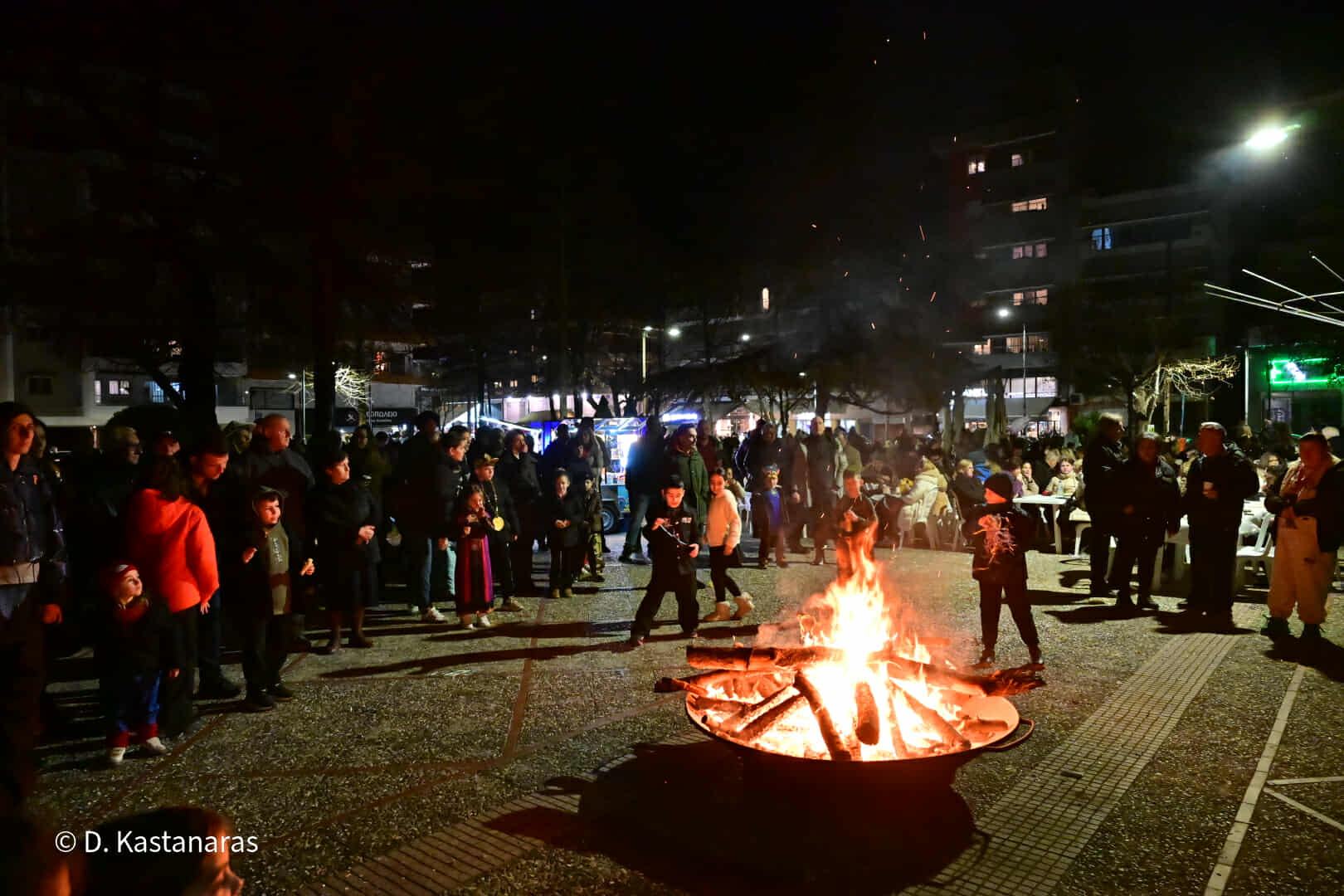 Φούντωσαν οι «12+1» αποκριάτικες φωτιές στο κέντρο και τις συνοικίες της Λάρισας