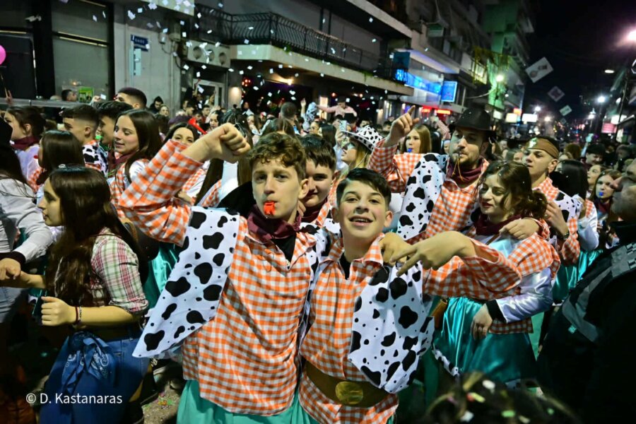 Φαντασμαγορική έναρξη για το Τυρναβίτικο Καρναβάλι – Χιλιάδες καρναβαλιστές στους δρόμους! (φωτό-βίντεο)