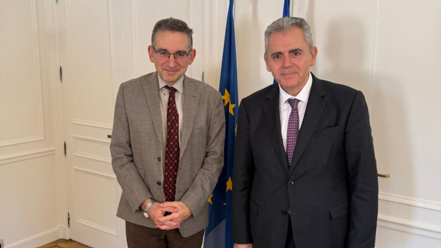 Ο Μάξιμος Χαρακόπουλος με τον Γενικό Γραμματέα στον Πρωθυπουργό Στέλιο Κουτνατζή