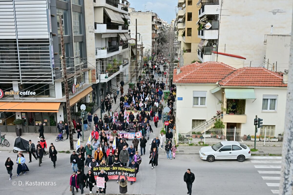Λάρισα: Μεγαλειώδης πορεία για τη «μαύρη επέτειο» των Τεμπών (φωτό-βίντεο)