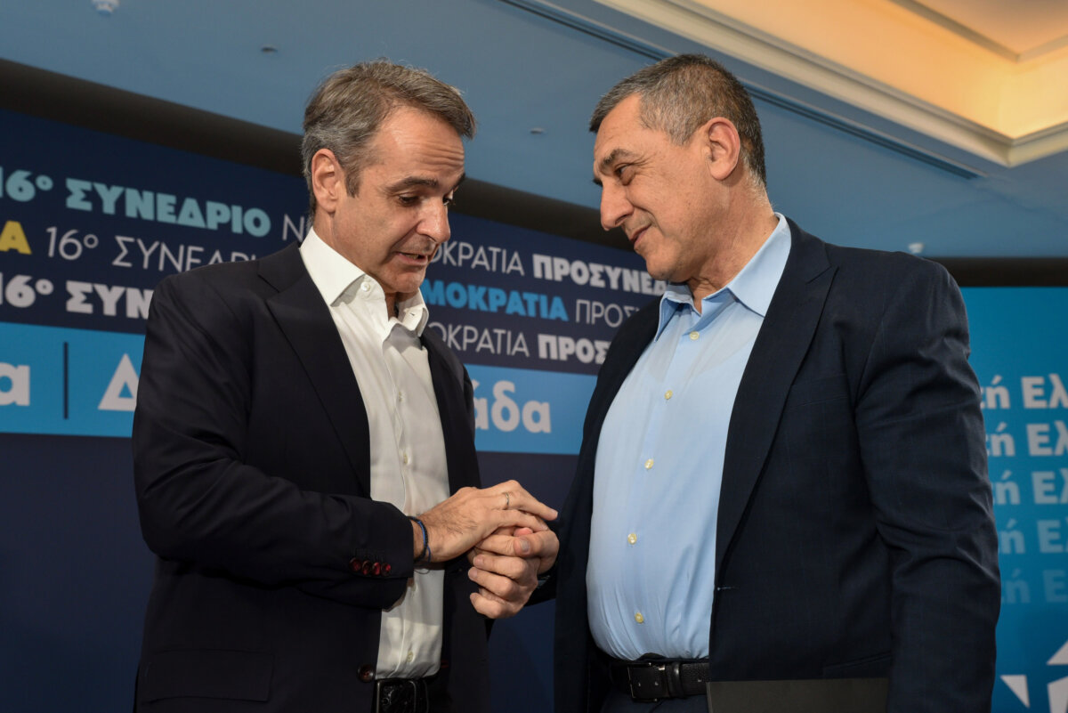 Σε νέα φάση οι σχέσεις Μητσοτάκη – Κουρέτα: Οι “διαμεσολαβητές”, οι συνομιλίες και το προσυνέδριο της ΝΔ στη Λάρισα