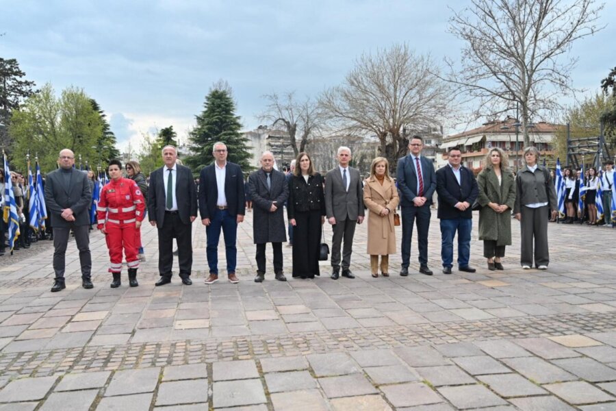 Λάρισα: Φόρος τιμής στους ήρωες του 1821 (φωτο-βίντεο)