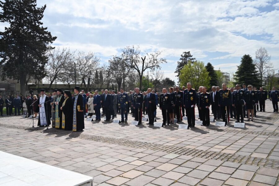 Επιμνημόσυνη δέηση και κατάθεση στεφάνων στο Ηρώο της Λάρισας (φωτο)