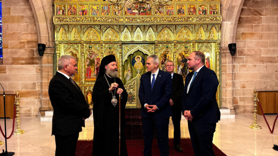 Ο Μάξιμος Χαρακόπουλος με τον Αρχιεπίσκοπο Αυστραλίας Μακάριο