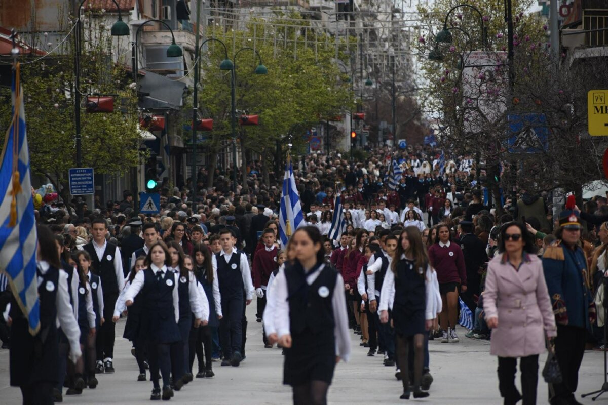 Λάρισα: Με τιμή και υπερηφάνεια ο εορτασμός της 25ης Μαρτίου – Πλήθος κόσμου χειροκρότησε την παρέλαση