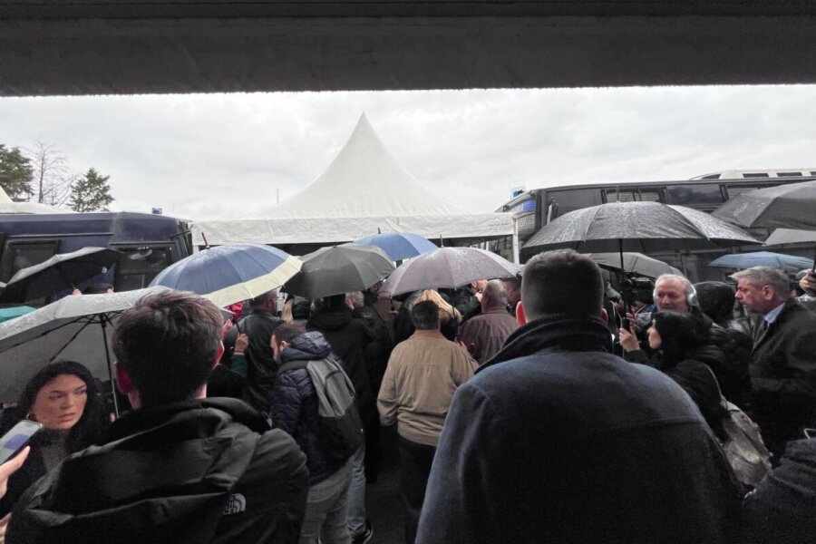 Έντονες αντιδράσεις για τις συνθήκες διεξαγωγής της δίκης των Τεμπών (VIDEO)