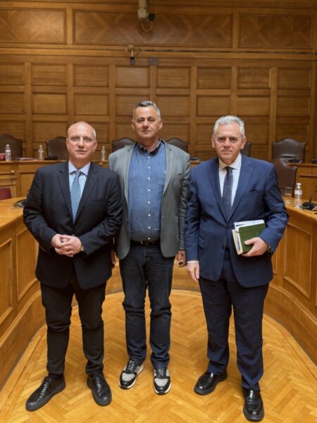 Ο Μάξιμος Χαρακόπουλος με τον Πρόεδρο του Συνεταιρισμού Καπνοπαραγωγών Ελασσόνας, Χρήστο Παπαδημητρίου, και τον πρόεδρο της Διακομματικής Επιτροπής της Βουλής, Γιάννη Οικονόμου