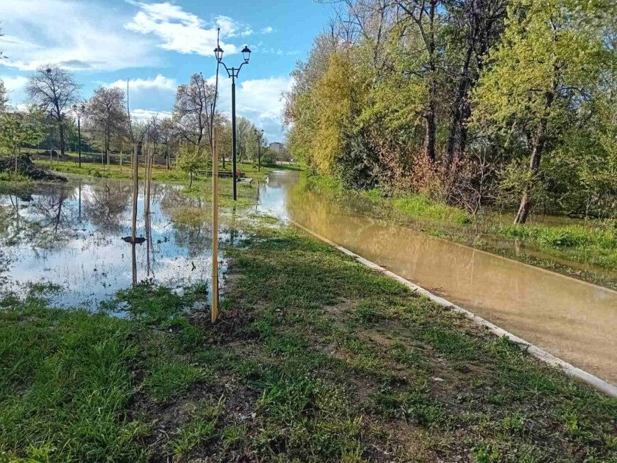 Προληπτικά μέτρα στην εσωτερική κοίτη του Πηνειού – Κλειστές δίοδοι, λόγω υπερχείλισης, συνιστάται προσοχή στους πολίτες