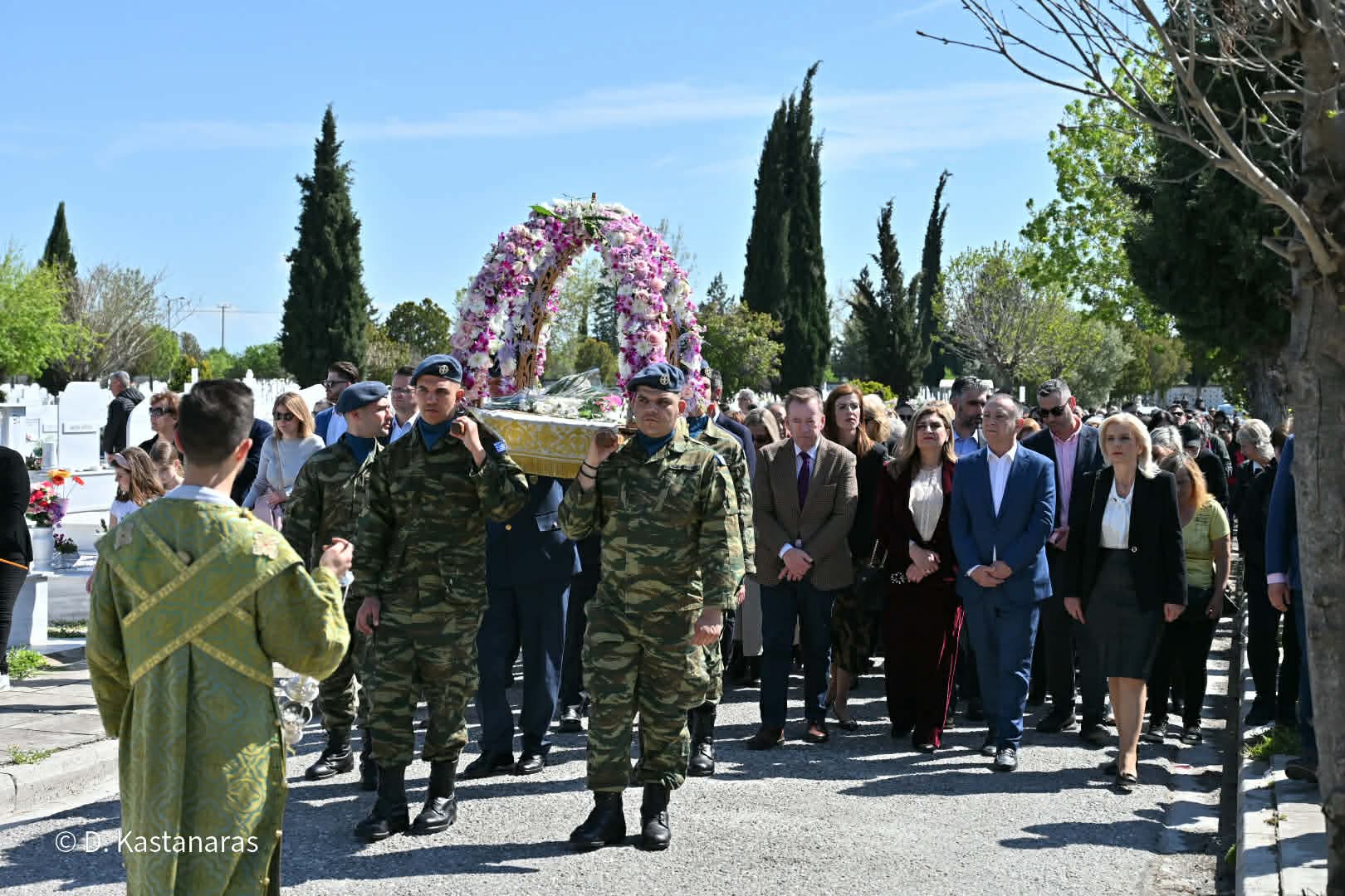 Η Ακολουθία του Επιταφίου στο Νέο Κοιμητήριο Λάρισας (φωτο-βίντεο)