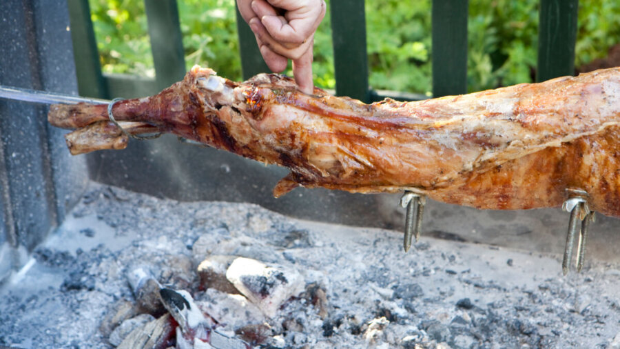 Αρνί στη σούβλα από το Α ως το Ω: ο απόλυτος οδηγός σουβλίσματος (VIDEO)