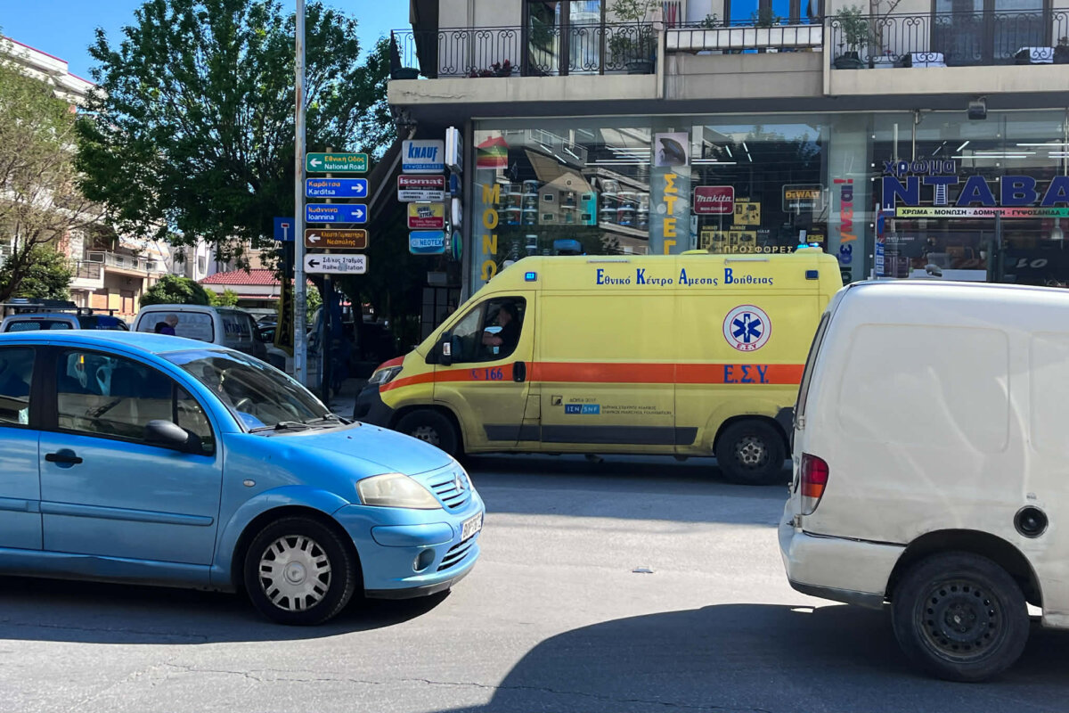 Λάρισα: Σοβαρό τροχαίο στην Ηρώων Πολυτεχνείου – Λεωφορείο παρέσυρε γυναίκα (ΦΩΤΟ)