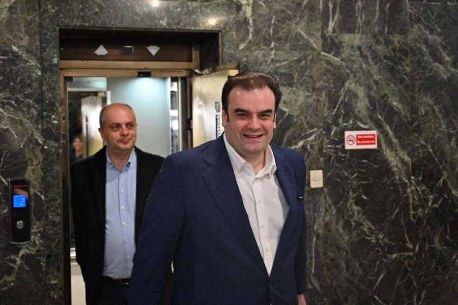 Η επίσκεψη, η συνοδεία και οι… αναταράξεις