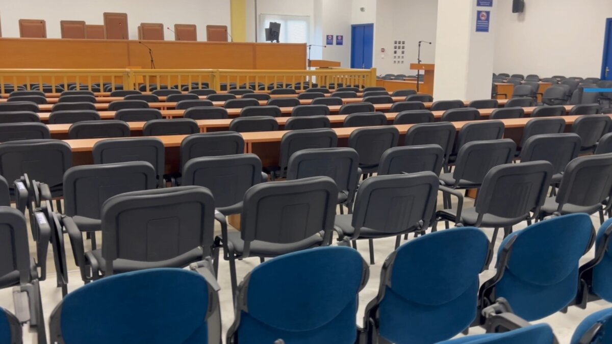 Τέμπη: Βίντεο με την αίθουσα της δίκης στη Λάρισα μετά τις εργασίες