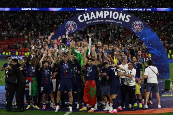 epa13005599 Players of PSG celebrates with the trophy after winning the UEFA Champions League final between Paris Saint-Germain and Arsenal in Budapest, Hungary, 30 May 2026.  EPA/ANNA SZILAGYI