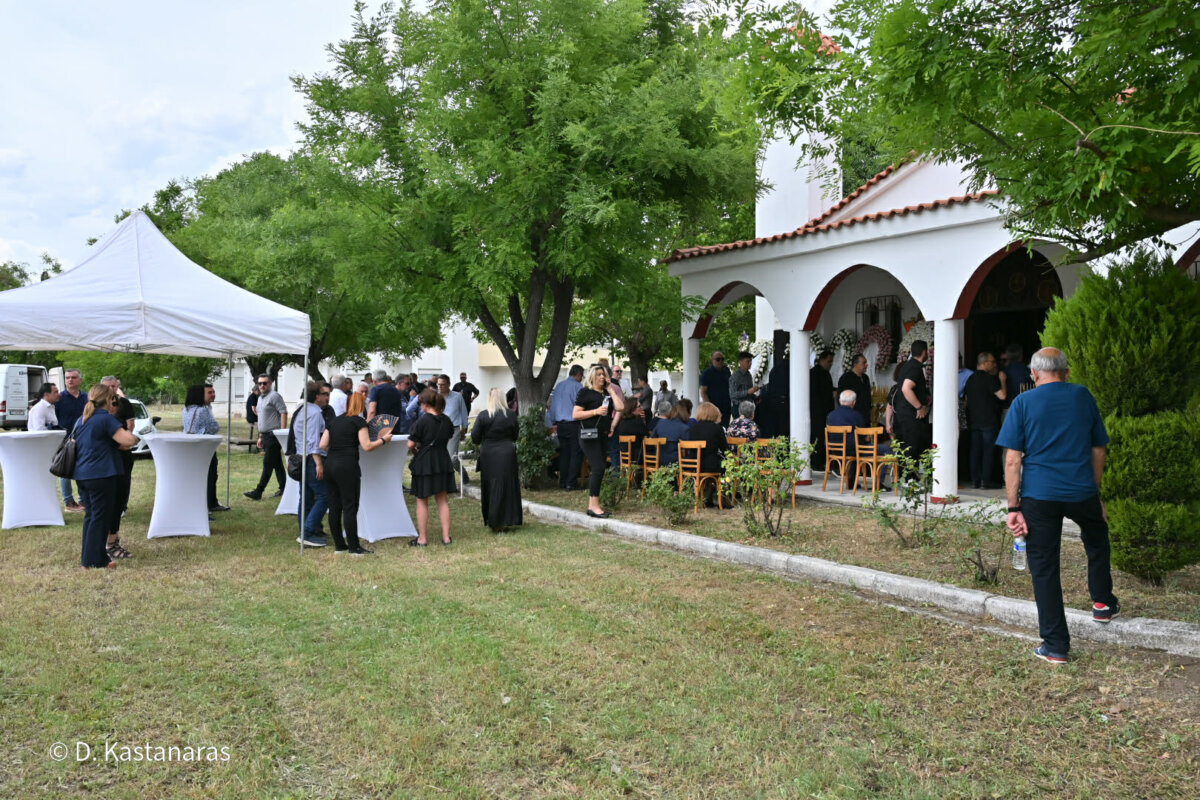 Λάρισα: Σε κλίμα βαθιάς οδύνης και βαρύ πένθους το «τελευταίο αντίο» στην Κατερίνα Ζιαζιά – Σουφλιά (φωτο)