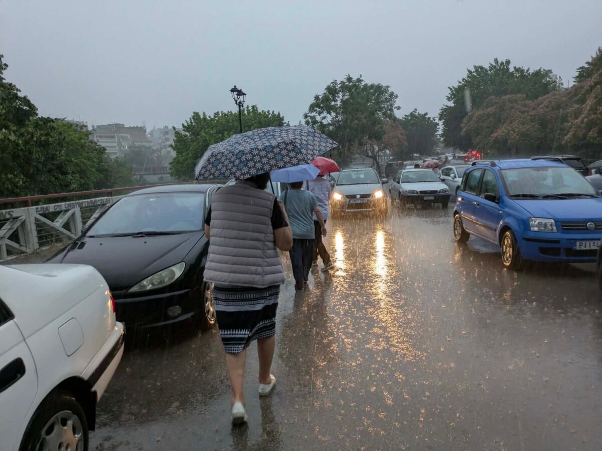 Απότομη αλλαγή καιρού στη Λάρισα – Ισχυρό μπουρίνι «χτυπά» την πόλη