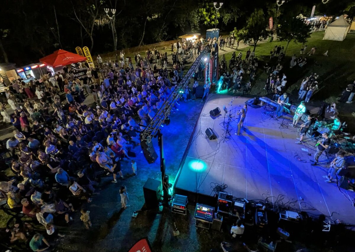 Χρώμα και παλμός από τους μαθητές του Μουσικού Σχολείου Λάρισας στο Φεστιβάλ Πηνειού