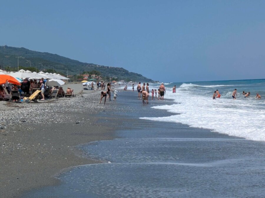 Κυριακάτικη εξόρμηση Λαρισαίων στις παραλίες – Πλήθος κόσμου στον Αγιόκαμπο (φωτο-βίντεο)