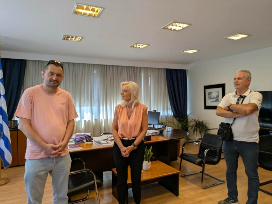 Συγκέντρωση διαμαρτυρίας στην Αποκεντρωμένη Διοίκηση για τη συνταγματική αναθεώρηση (φωτό-βίντεο)
