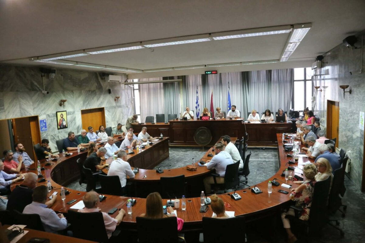 Στο Δημοτικό Συμβούλιο Λάρισας η συμπλοκή ανηλίκων και οι πρόσφατες πυρκαγιές – Έκκληση για σοβαρότητα και σχέδιο αντιμετώπισης