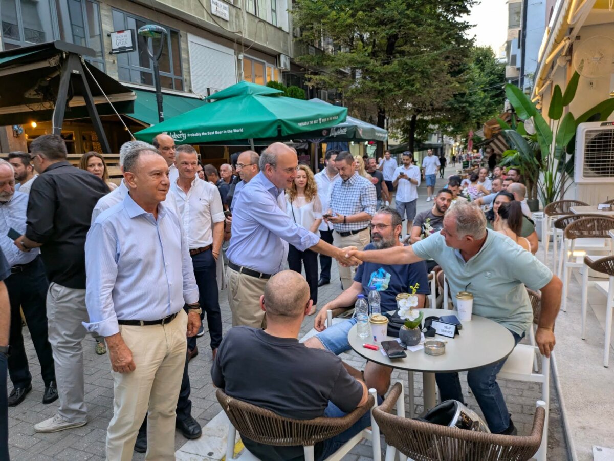Στο κέντρο της Λάρισας ο Κωστής Χατζηδάκης – Συνομίλησε με πολίτες και επαγγελματίες (φωτό-βίντεο)
