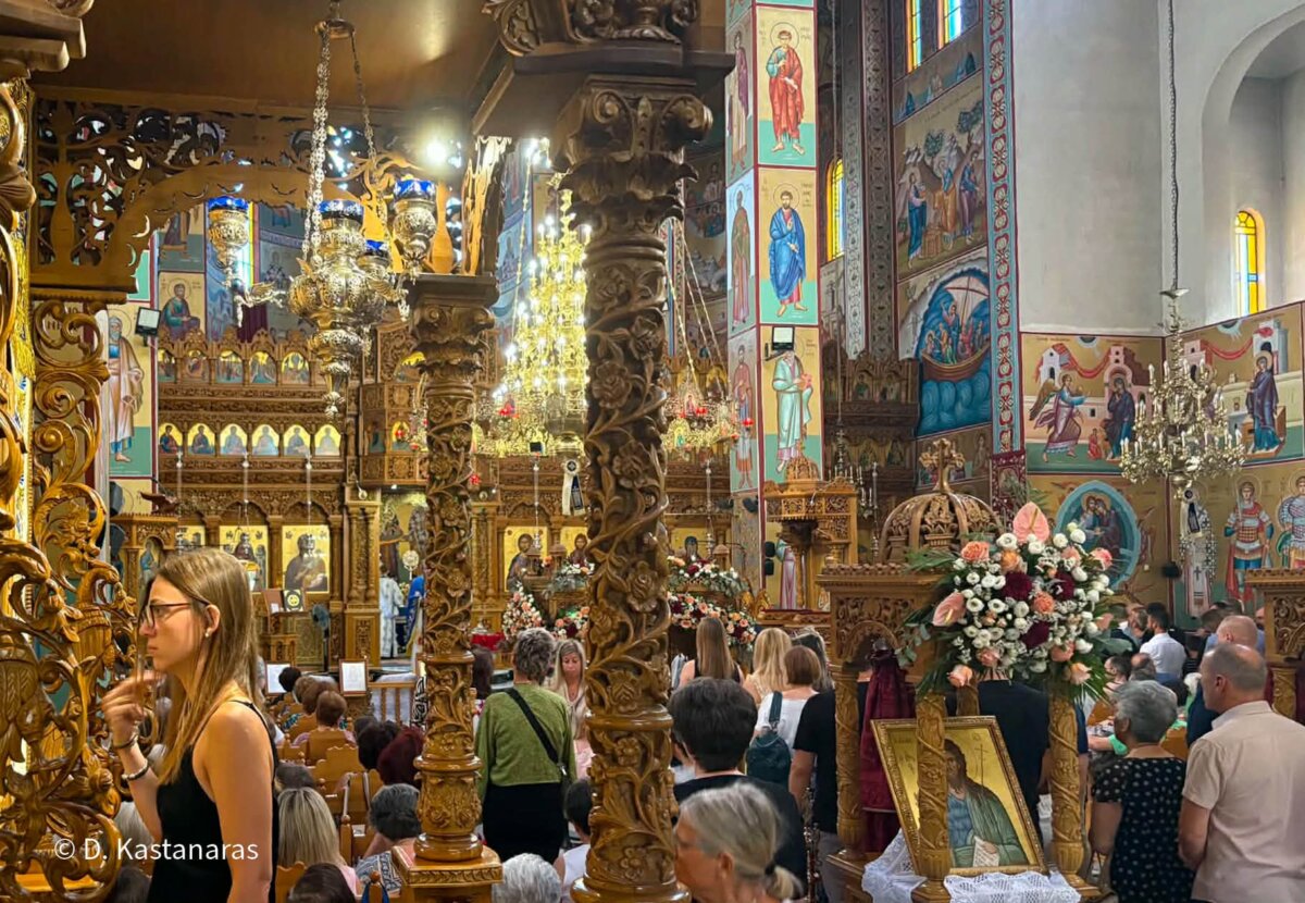 Πλήθος Λαρισαίων προσκυνούν τη Μεγαλόχαρη