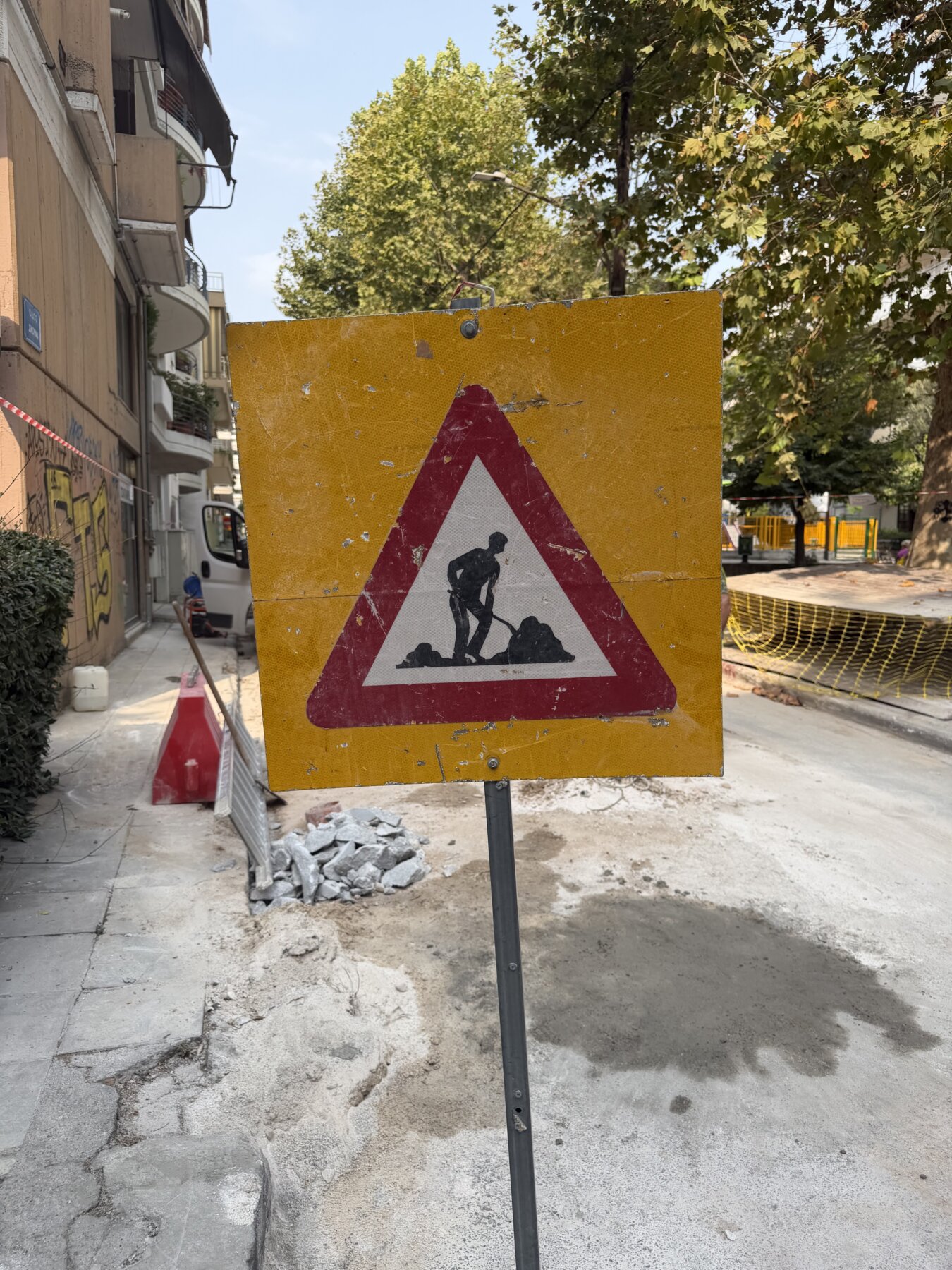 Έσκαψαν, άφησαν εκατοντάδες σπίτια και μαγαζιά χωρίς σύνδεση στο διαδίκτυο και τώρα αδιαφορούν για την αποκατάσταση!