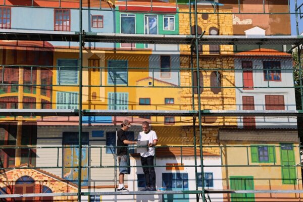 Από τη δημιουργία του Πορτογάλου illustrator και street artist F.Fonseca, που ολοκληρώνεται, στο κτίριο του 39ου Δημοτικού Σχολείου Λάρισας (επί της Ηρ.Πολυτεχνείου), όπου και βρέθηκε σήμερα το πρωί ο Δήμαρχος Λαρισαίων, κ.Θανάσης Μαμάκος