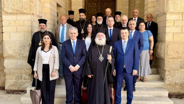 Η αντιπροσωπεία της ΔΣΟ στην εκκλησία του Αγίου Γεωργίου στο Κάιρο