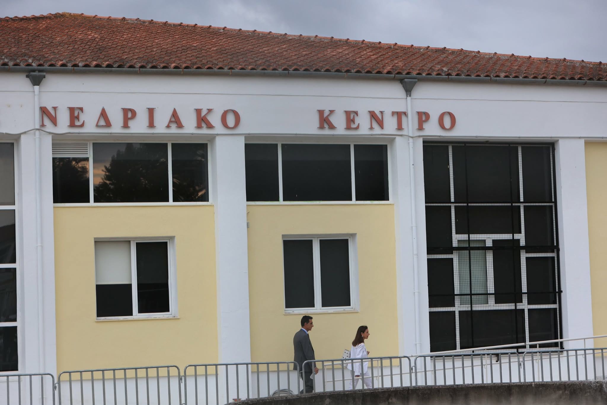 Δίκη Τεμπών: «Άκουσα την κόρη μου να αργοπεθαίνει» – Ο πατέρας της Φραντζέσκας Μπέζα έδειξε φωτογραφία της στους κατηγορουμένους