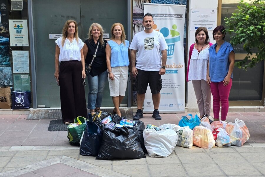 «Γιατί είμαστε γυναίκες»: Προσφορά ειδών προσωπικής υγιεινής στο Κοινωνικό Παντοπωλείο Λάρισας