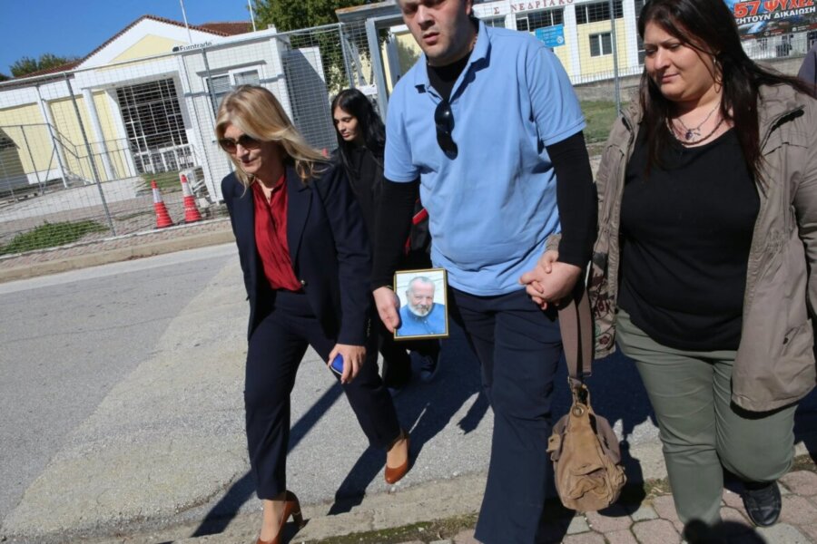 Αίτημα της Ζωής Κωνσταντοπούλου για τις εκταφές – Τι κατέθεσαν οι συγγενείς των θυμάτων στη δίκη των Τεμπών