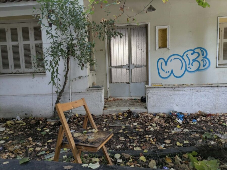 Μια ακόμη παλιά μονοκατοικία χάνεται στο κέντρο της Λάρισας – Το τσιμέντο αλλάζει την πόλη (ΦΩΤΟ)